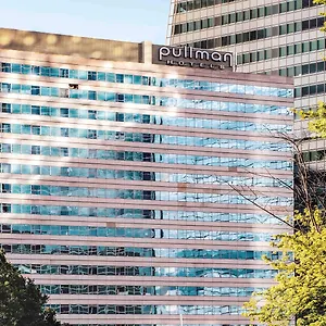 Pullman Paris La Defense 5*, Courbevoie França